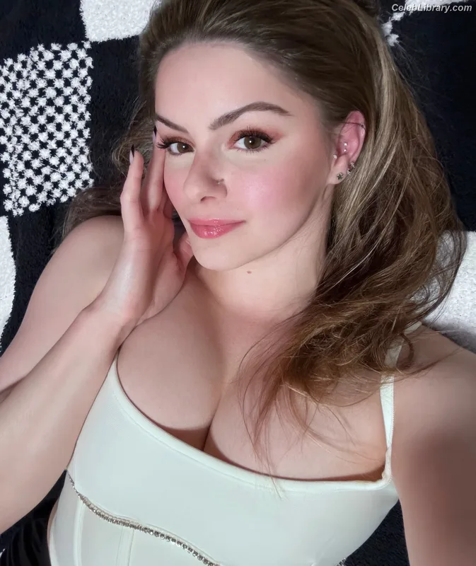 Ariel Winter photo 4 of 994