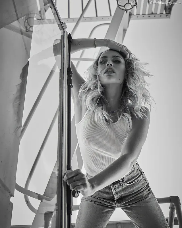 Arielle Vandenberg photo 6 of 55