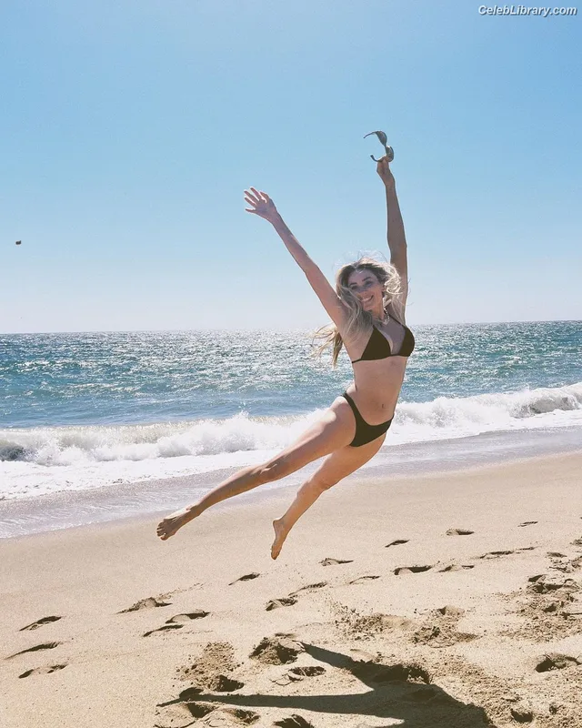 Arielle Vandenberg photo 13 of 55