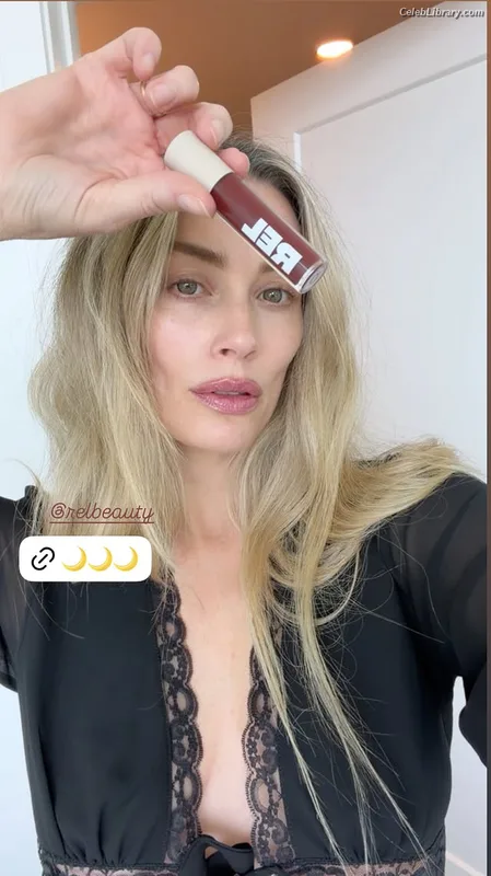 Arielle Vandenberg photo 21 of 55