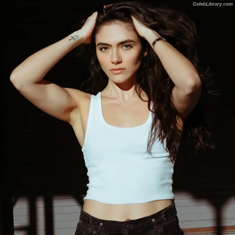 Arienne Mandi photo 11 of 17