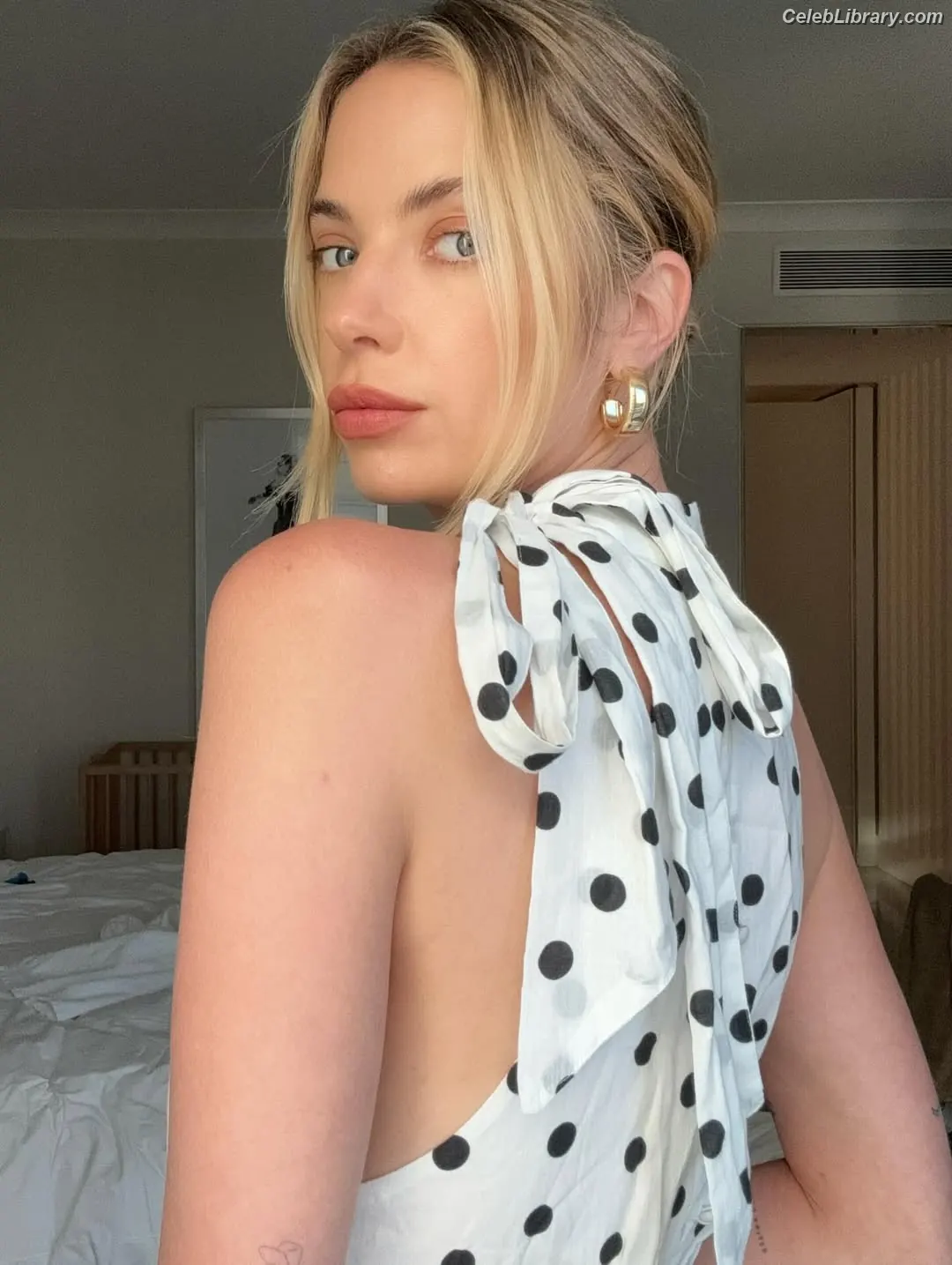 Ashley Benson photo 2 of 919