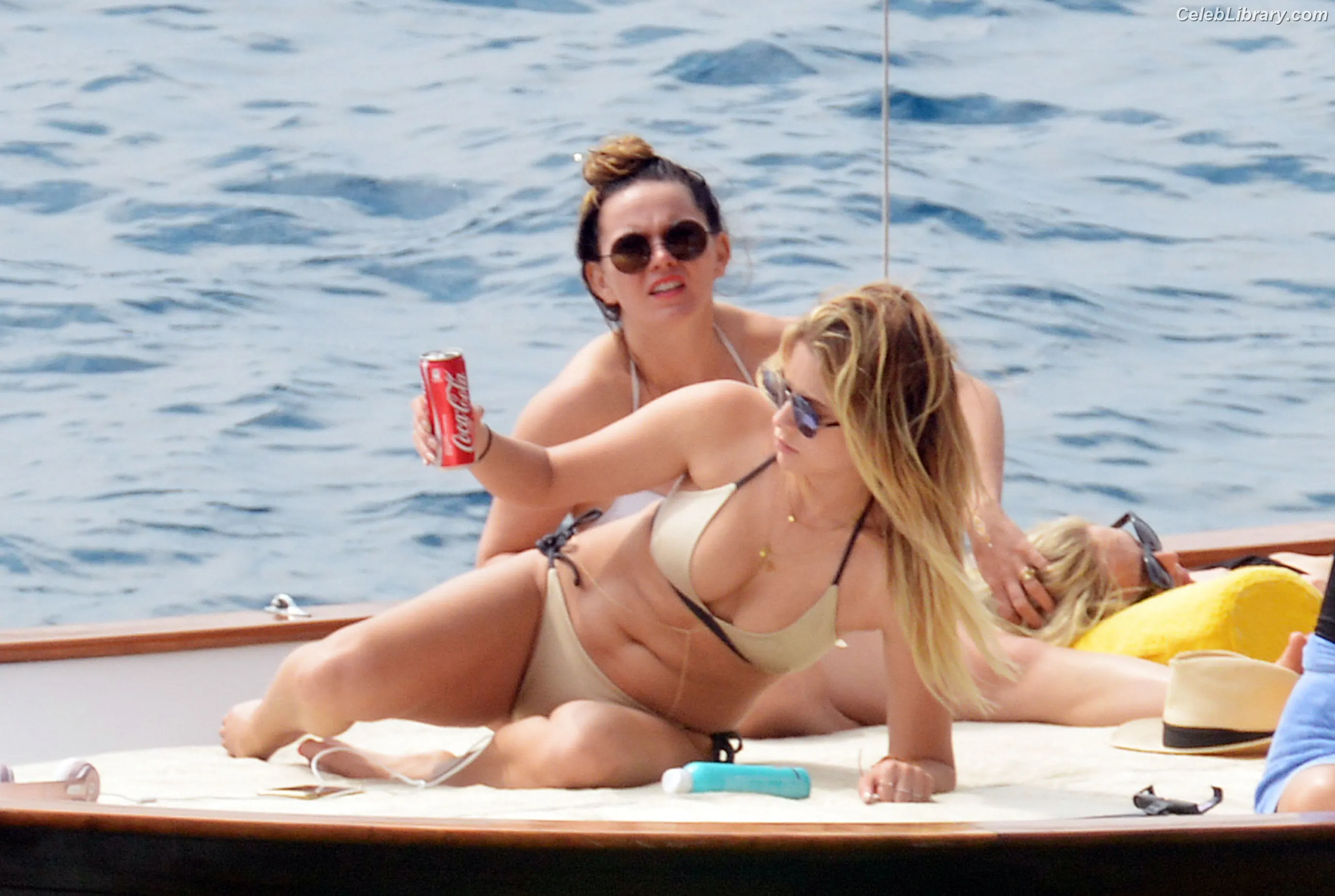 Ashley Benson photo 22 of 919