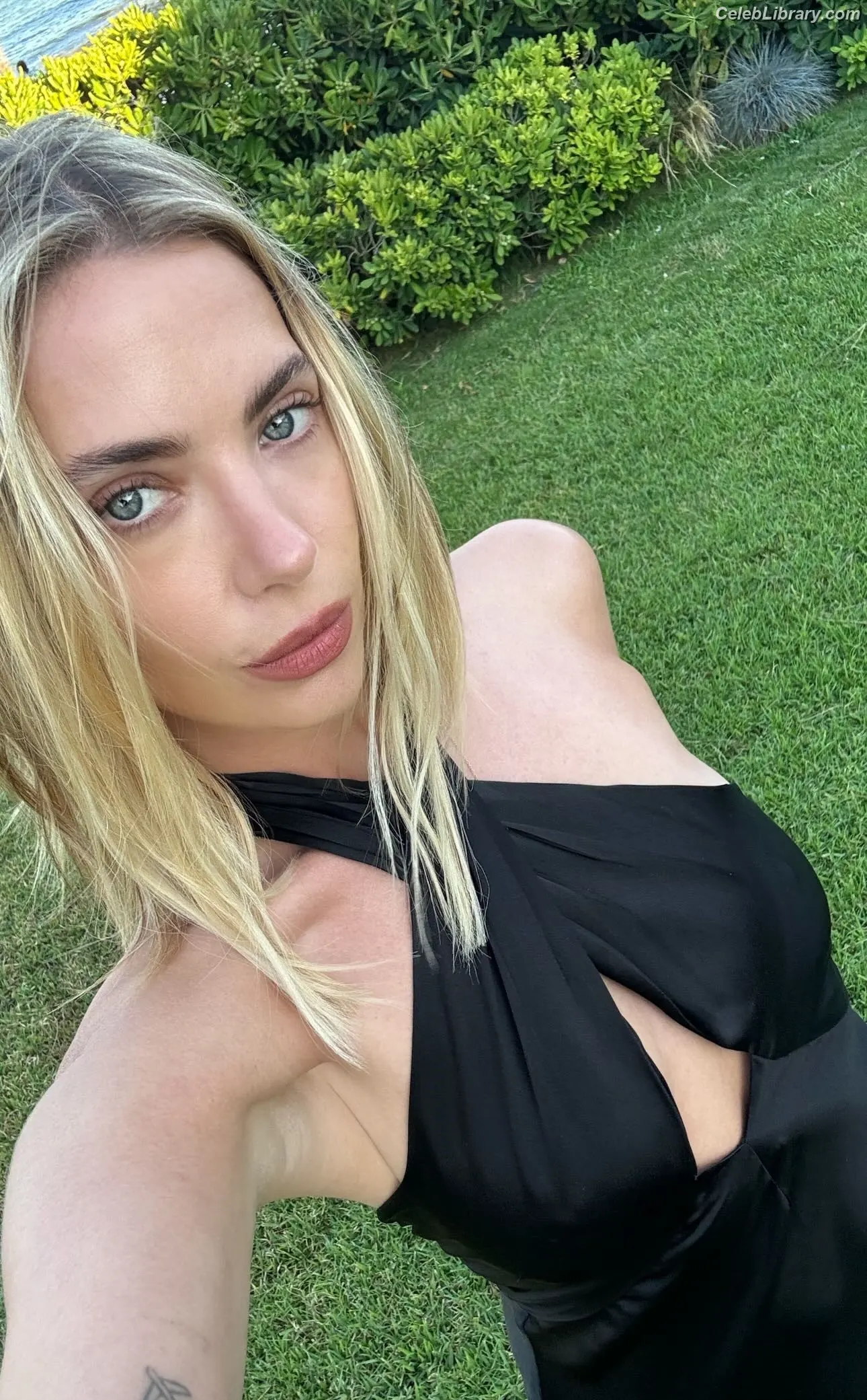 Ashley Benson photo 8 of 919