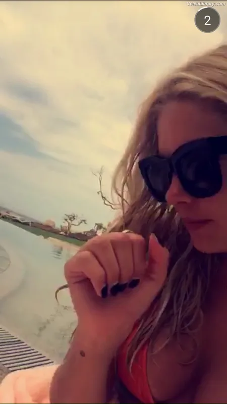 Ashley Benson photo 10 of 920
