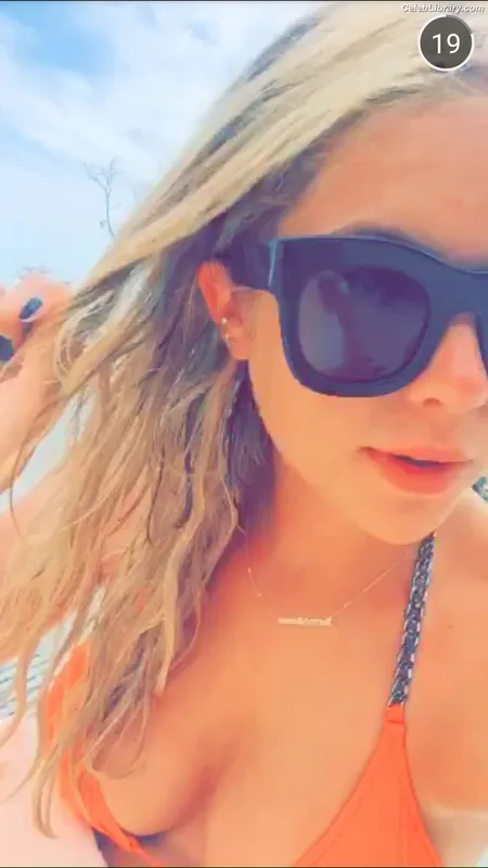 Ashley Benson photo 17 of 920