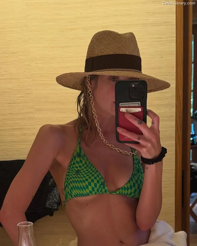 Ashley Benson photo 12 of 920