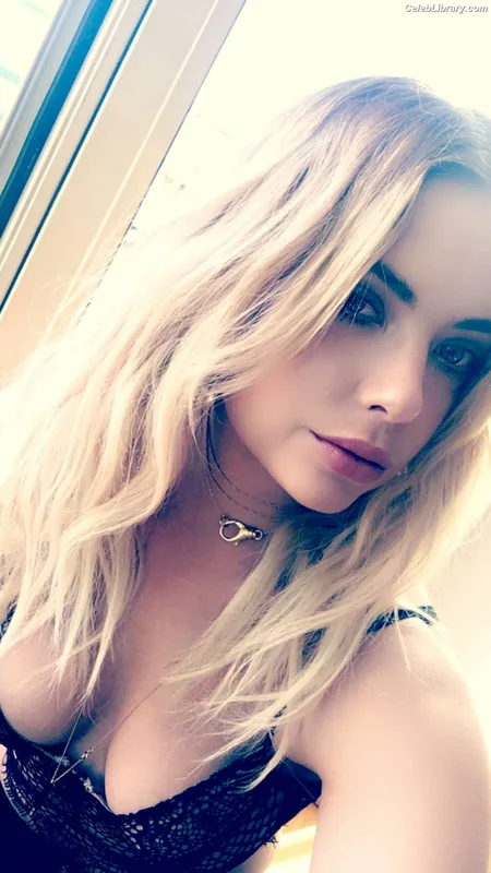 Ashley Benson photo 2 of 920