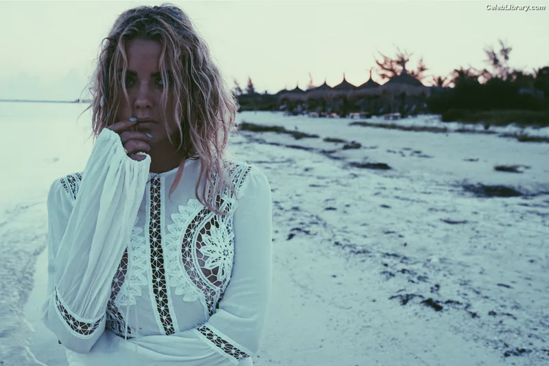 Ashley Benson photo 14 of 920
