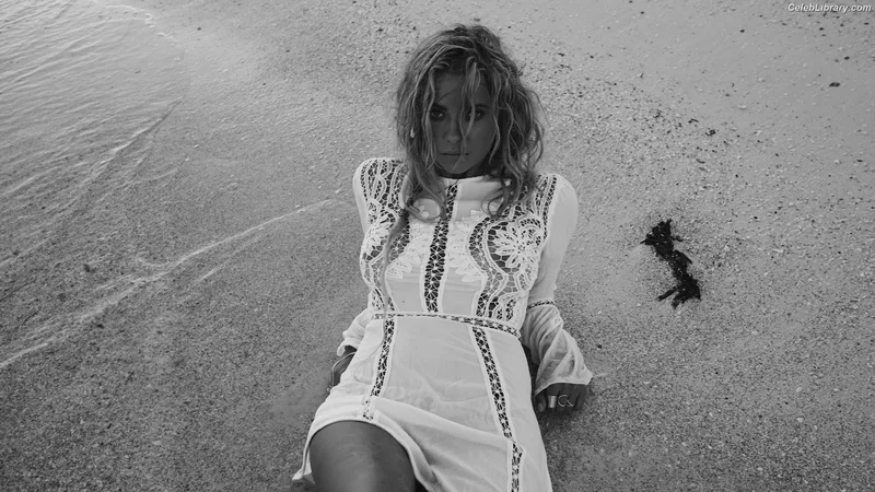 Ashley Benson photo 4 of 920