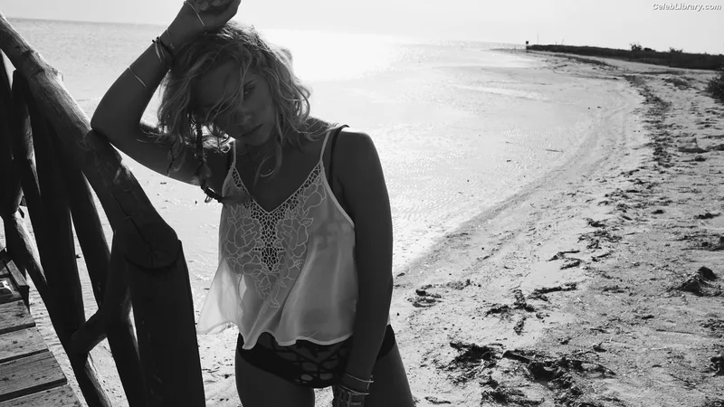 Ashley Benson photo 2 of 920