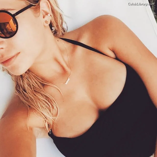 Ashley Benson photo 22 of 920