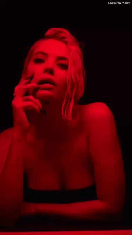 Ashley Benson photo 7 of 920