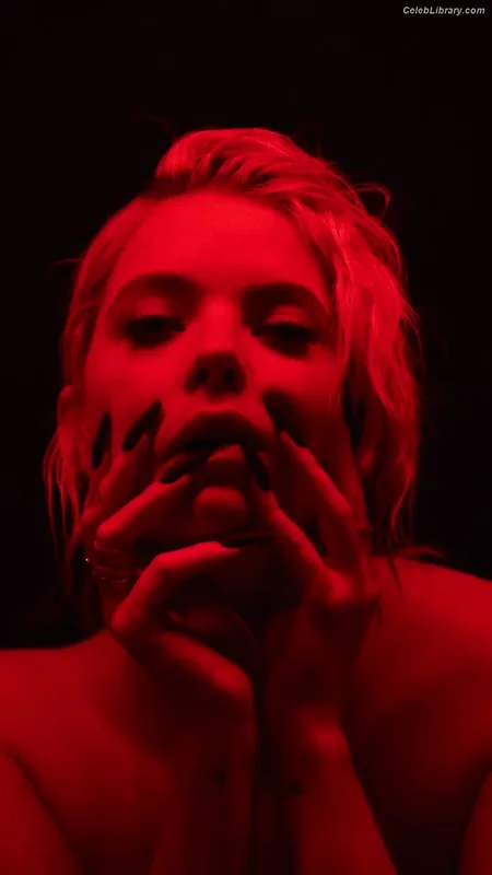 Ashley Benson photo 22 of 920