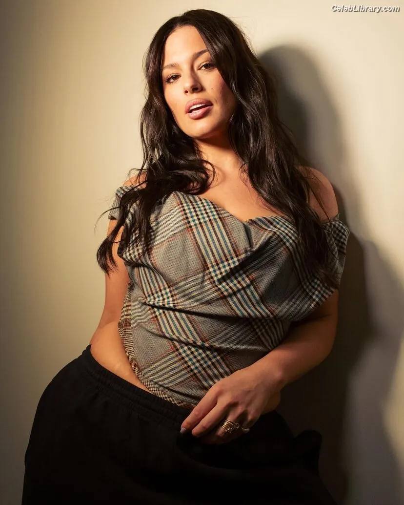 Ashley Graham photo 8 of 423