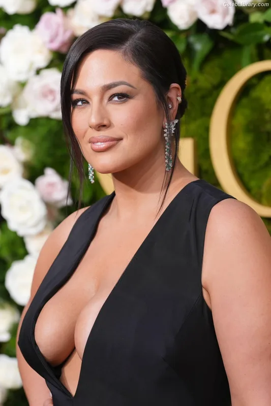 Ashley Graham photo 17 of 424