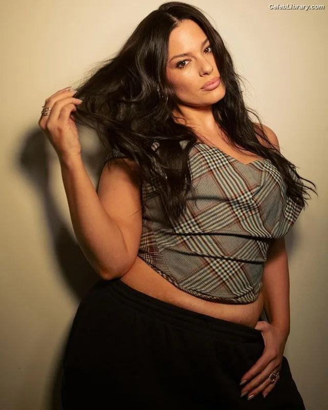 Ashley Graham photo 12 of 424