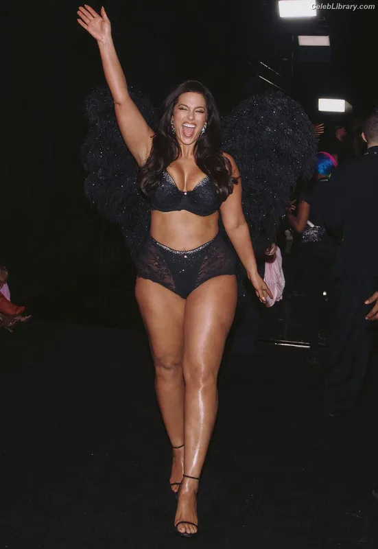 Ashley Graham photo 16 of 424
