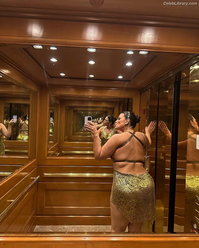 Ashley Graham photo 19 of 424