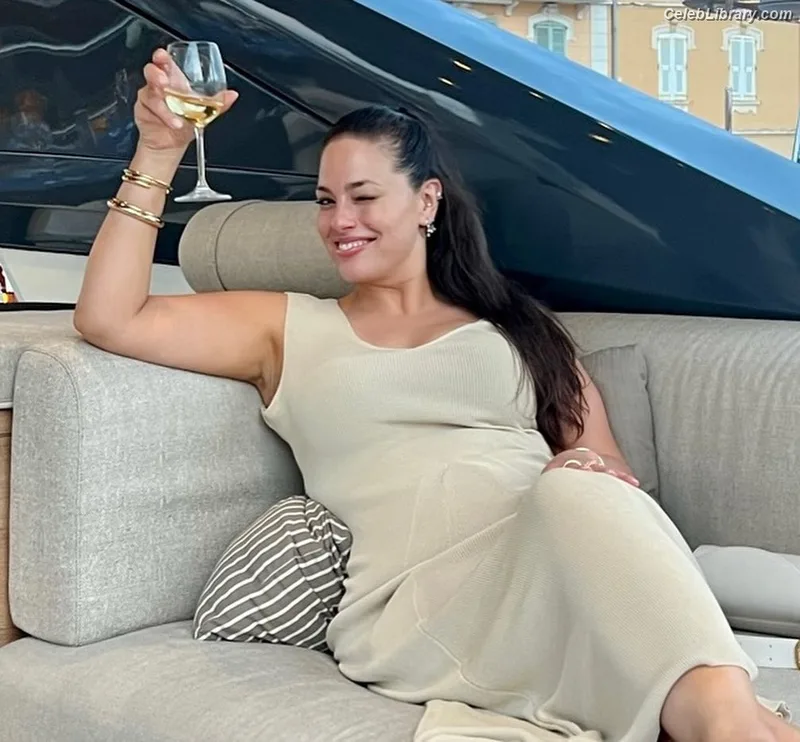 Ashley Graham photo 13 of 424