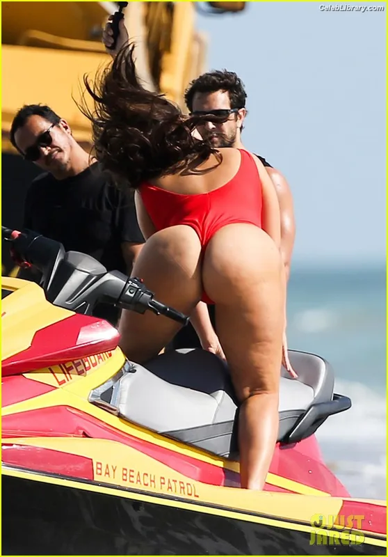 Ashley Graham photo 4 of 424