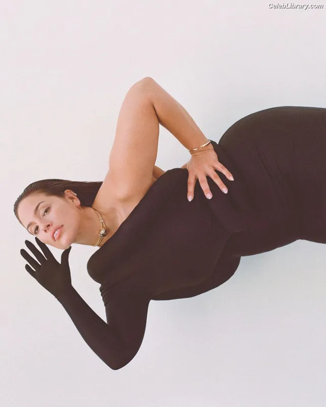 Ashley Graham photo 11 of 424
