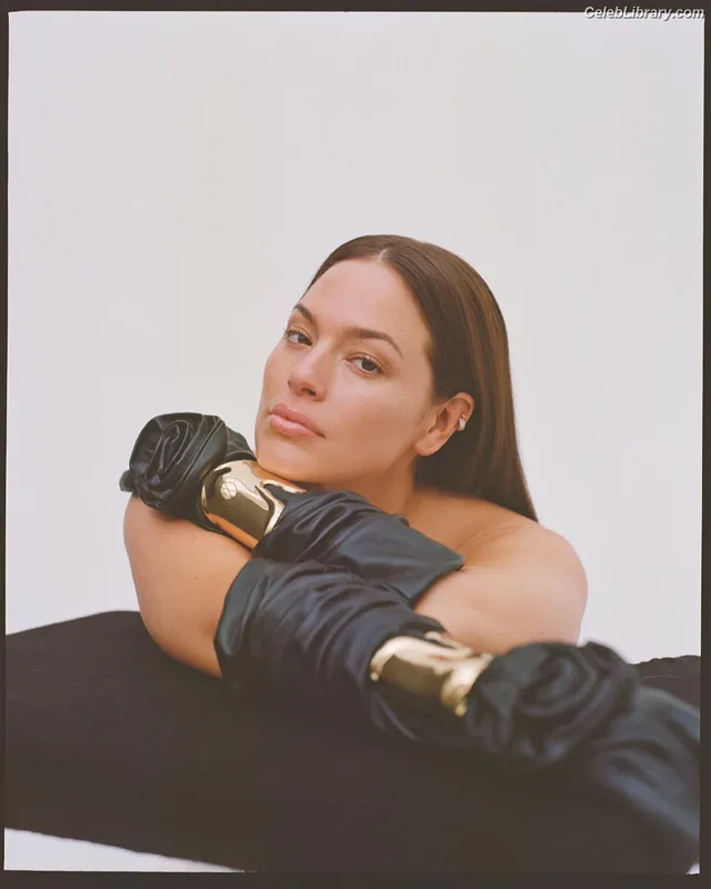 Ashley Graham photo 13 of 424