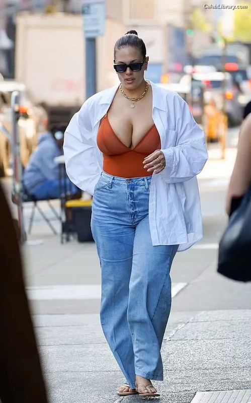 Ashley Graham photo 11 of 424