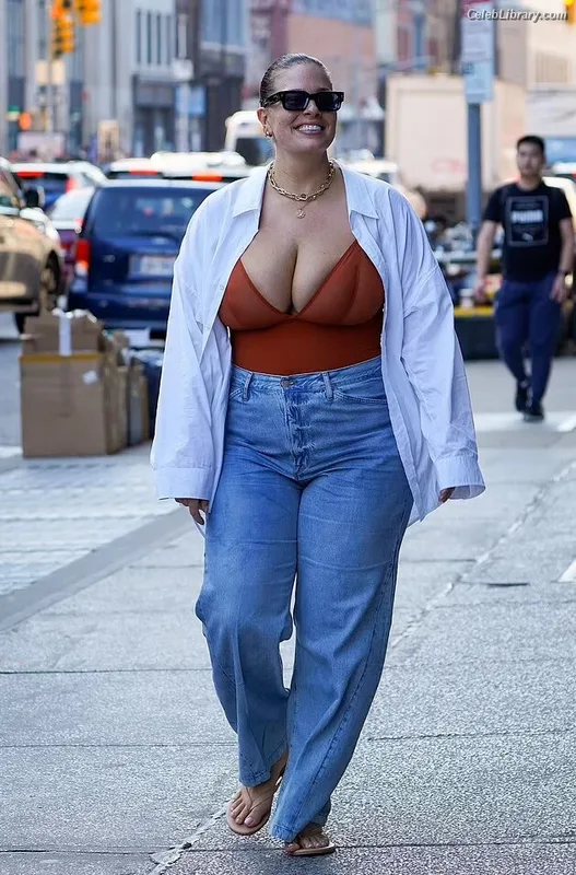 Ashley Graham photo 12 of 424