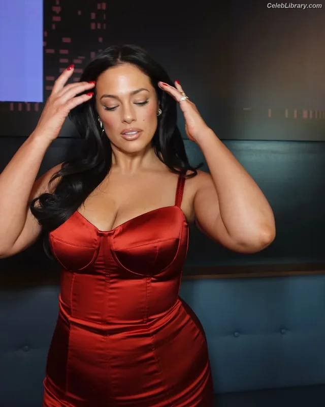 Ashley Graham photo 2 of 424