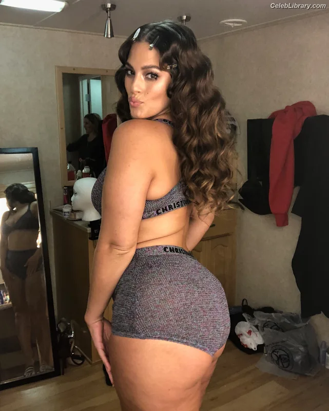 Ashley Graham photo 17 of 424