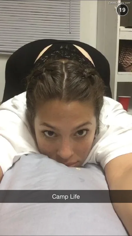 Ashley Graham photo 3 of 424