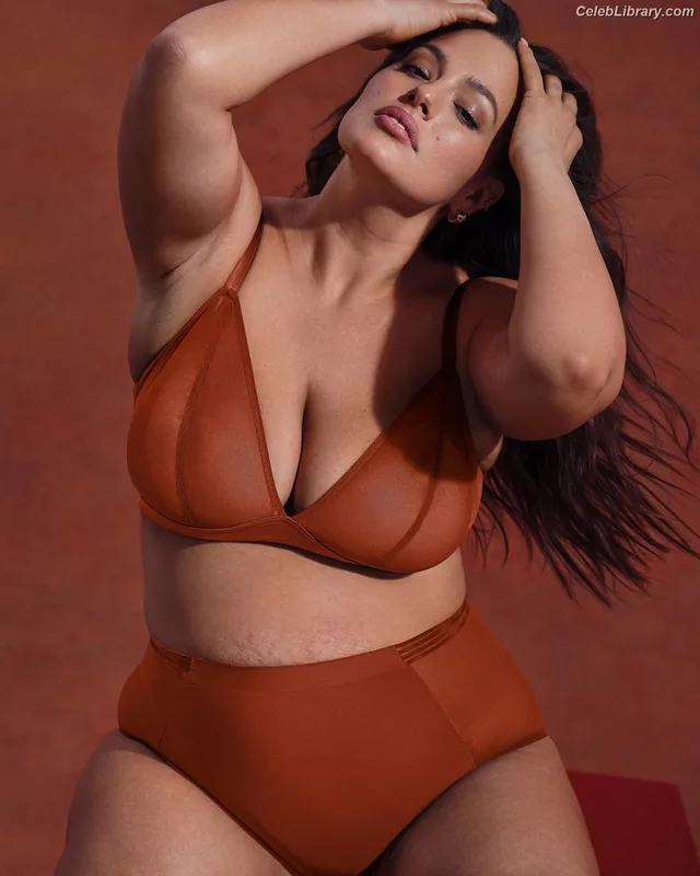 Ashley Graham photo 4 of 424