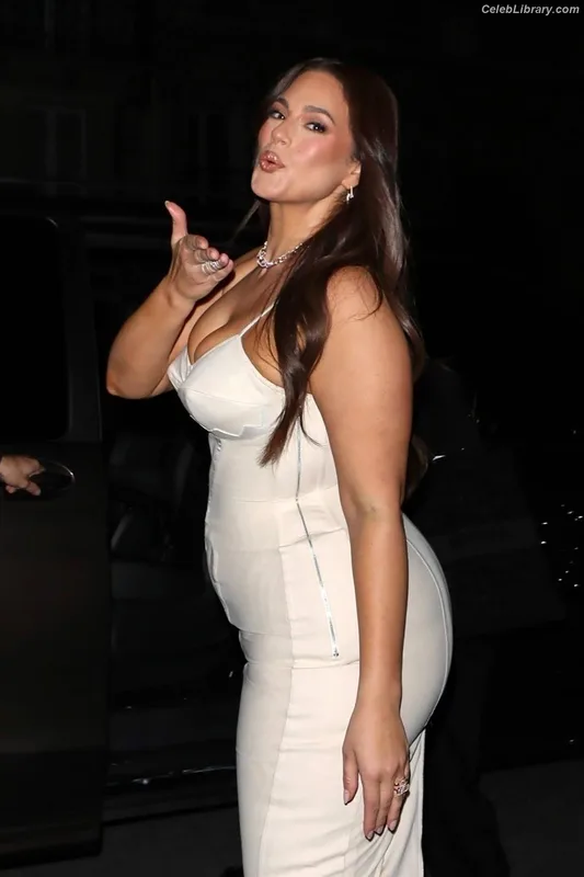 Ashley Graham photo 16 of 424