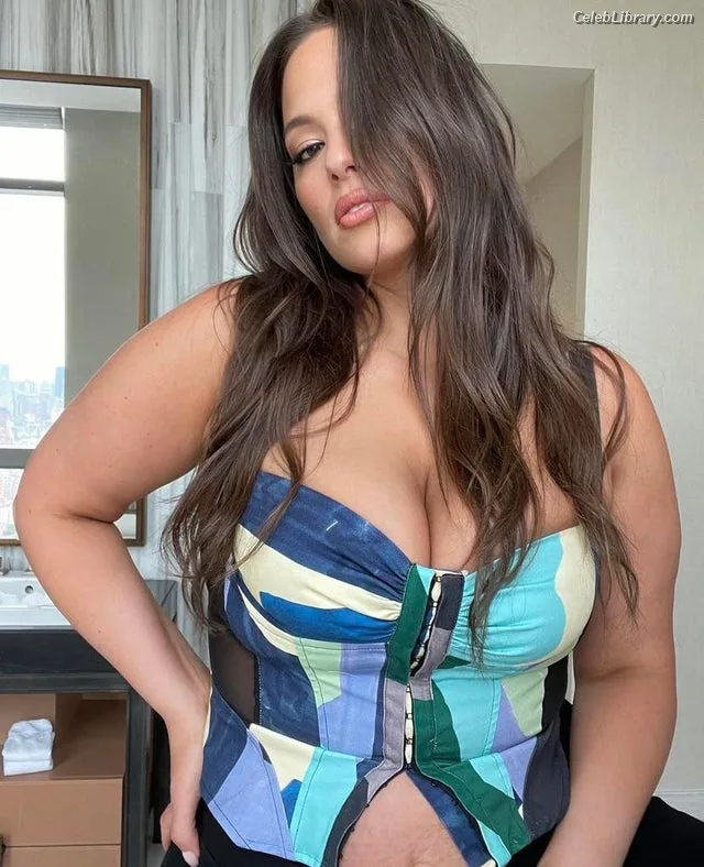 Ashley Graham photo 13 of 424