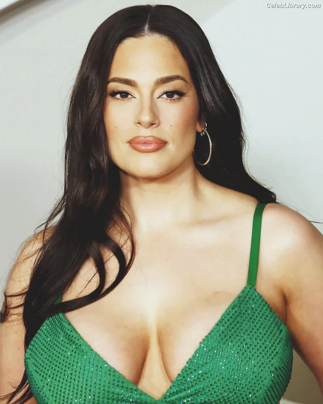 Ashley Graham photo 11 of 424