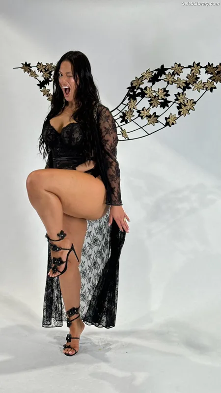 Ashley Graham photo 22 of 424