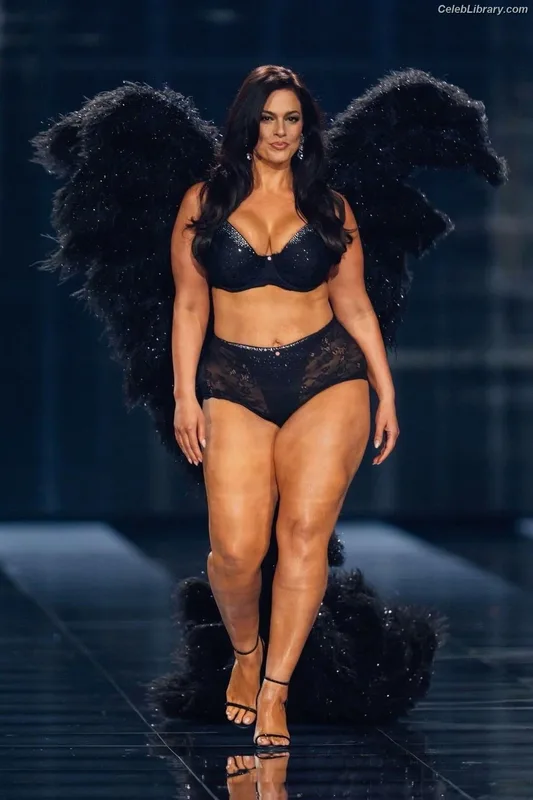 Ashley Graham photo 3 of 424