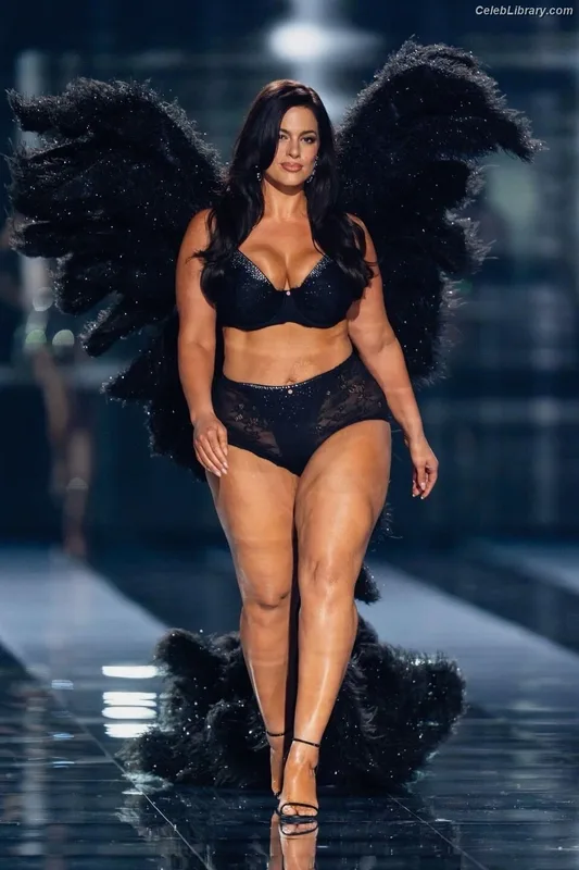 Ashley Graham photo 4 of 424
