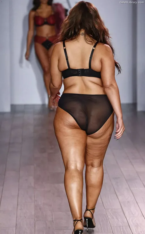 Ashley Graham photo 7 of 424