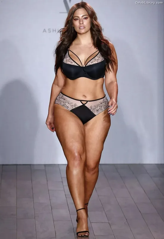Ashley Graham photo 8 of 424