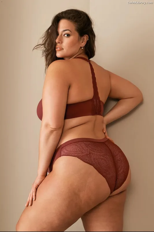 Ashley Graham photo 10 of 424