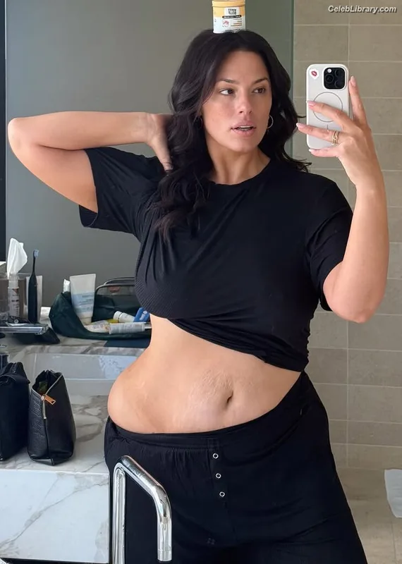 Ashley Graham photo 19 of 424