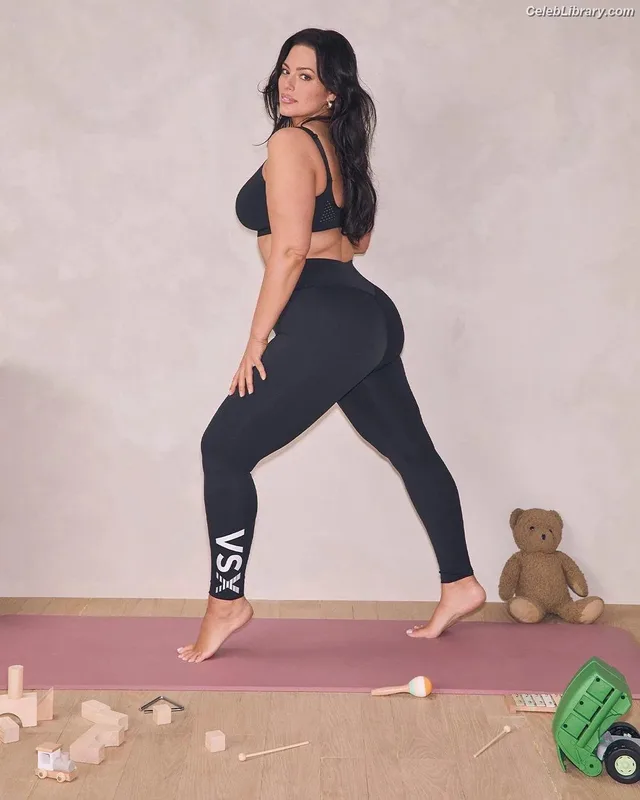 Ashley Graham photo 6 of 424