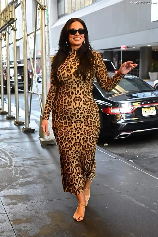 Ashley Graham photo 14 of 424