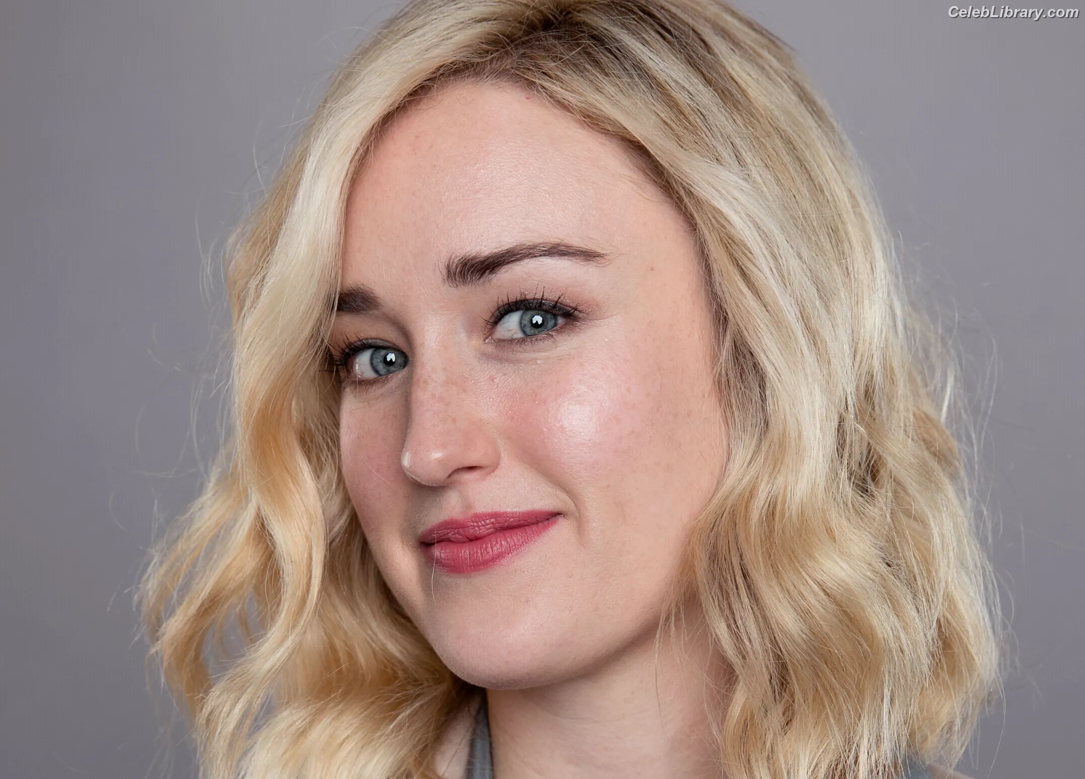 Ashley Johnson photo 14 of 191