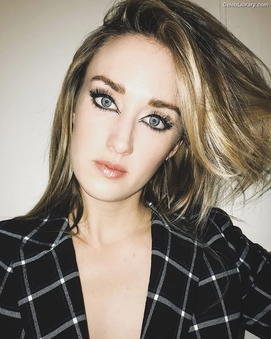 Ashley Johnson photo 10 of 191