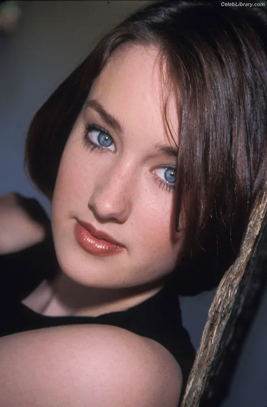 Ashley Johnson photo 4 of 192