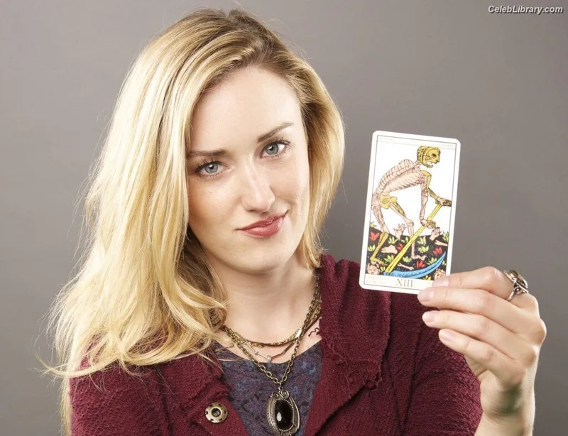 Ashley Johnson photo 13 of 192