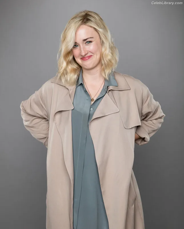 Ashley Johnson photo 22 of 192